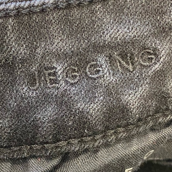 NWOT American Eagle women’s black distressed jegging jeans. Size 4R - Picture 2 of 9